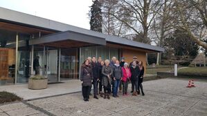 Besucherguppe vor Kanzlerbungalow
